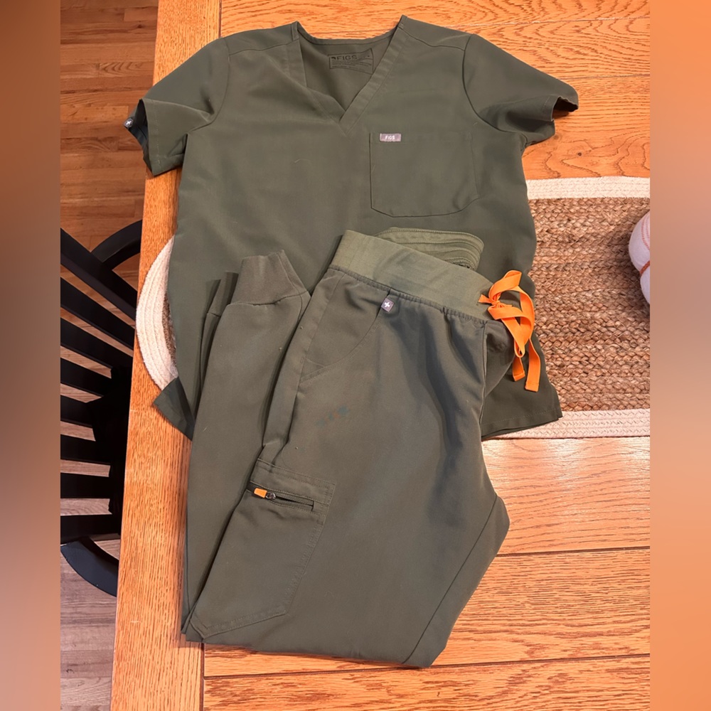 Moss green jogger style Figs scrub set! Selling because pants are too big.